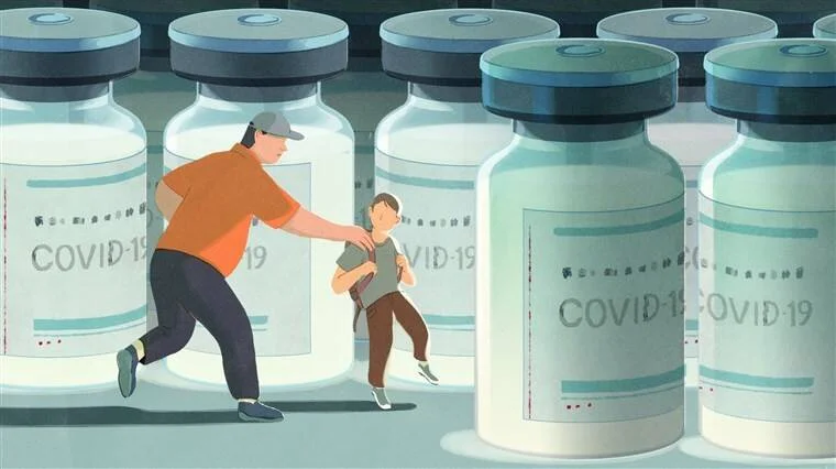 Ilustración de un adulto empujando a un niño entre gigantescos frascos de vacuna COVID-19, aludiendo a la vacunación infantil obligatoria.