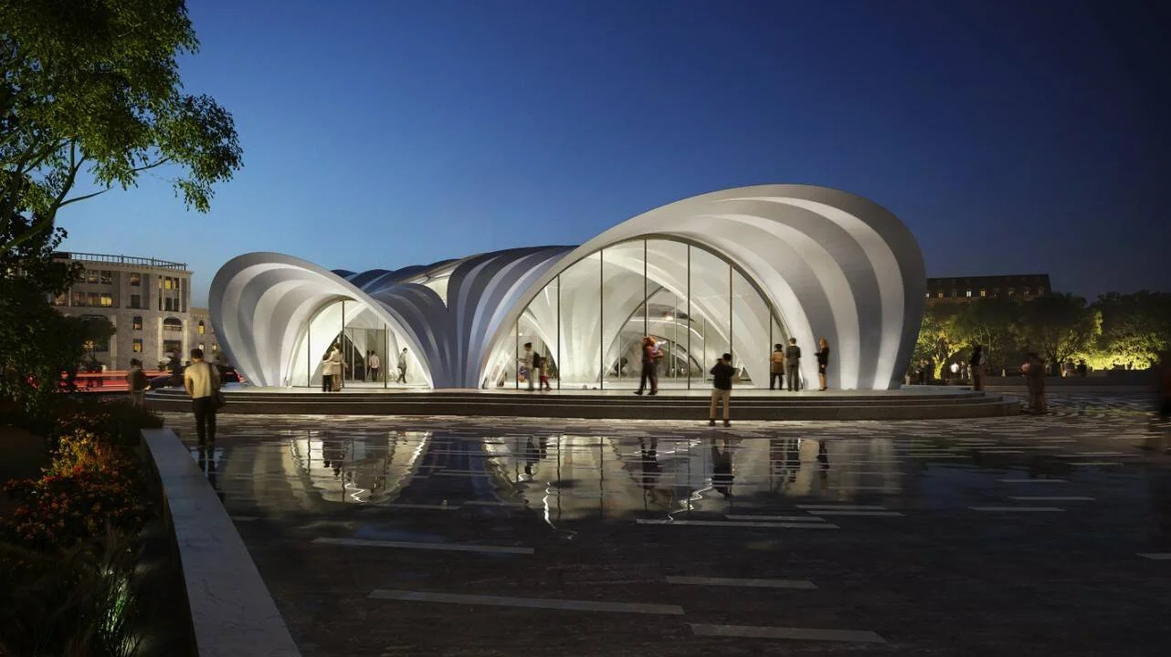 Render arquitectónico de un edificio con arcos ondulados blancos iluminados al anochecer, reflejados en el suelo mojado, con peatones alrededor.
