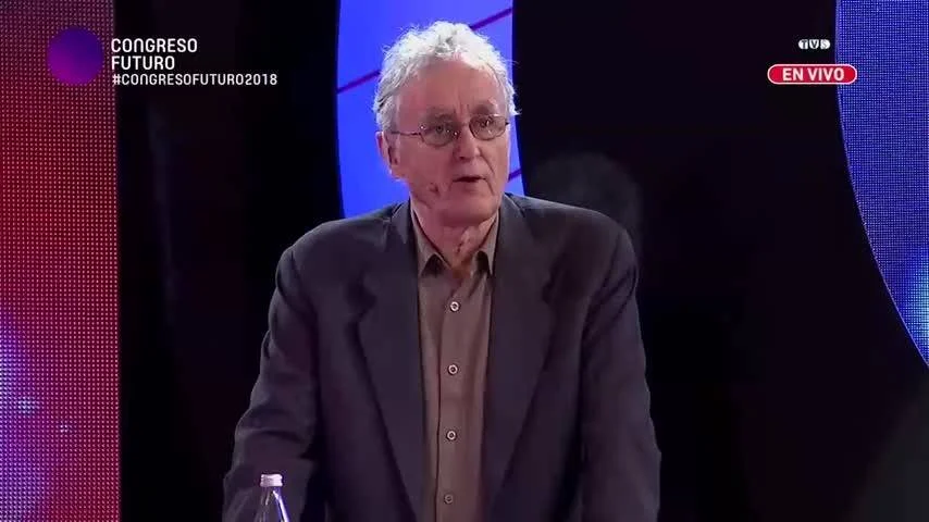 Hombre mayor con anteojos y saco oscuro habla en el Congreso Futuro 2018, transmitido en vivo por TVN.