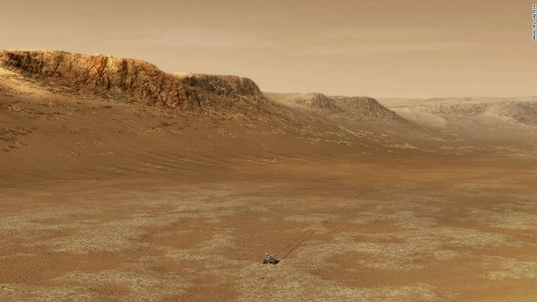 Ilustración de un rover diminuto en el vasto paisaje desértico y rojizo de Marte, con formaciones rocosas al fondo.