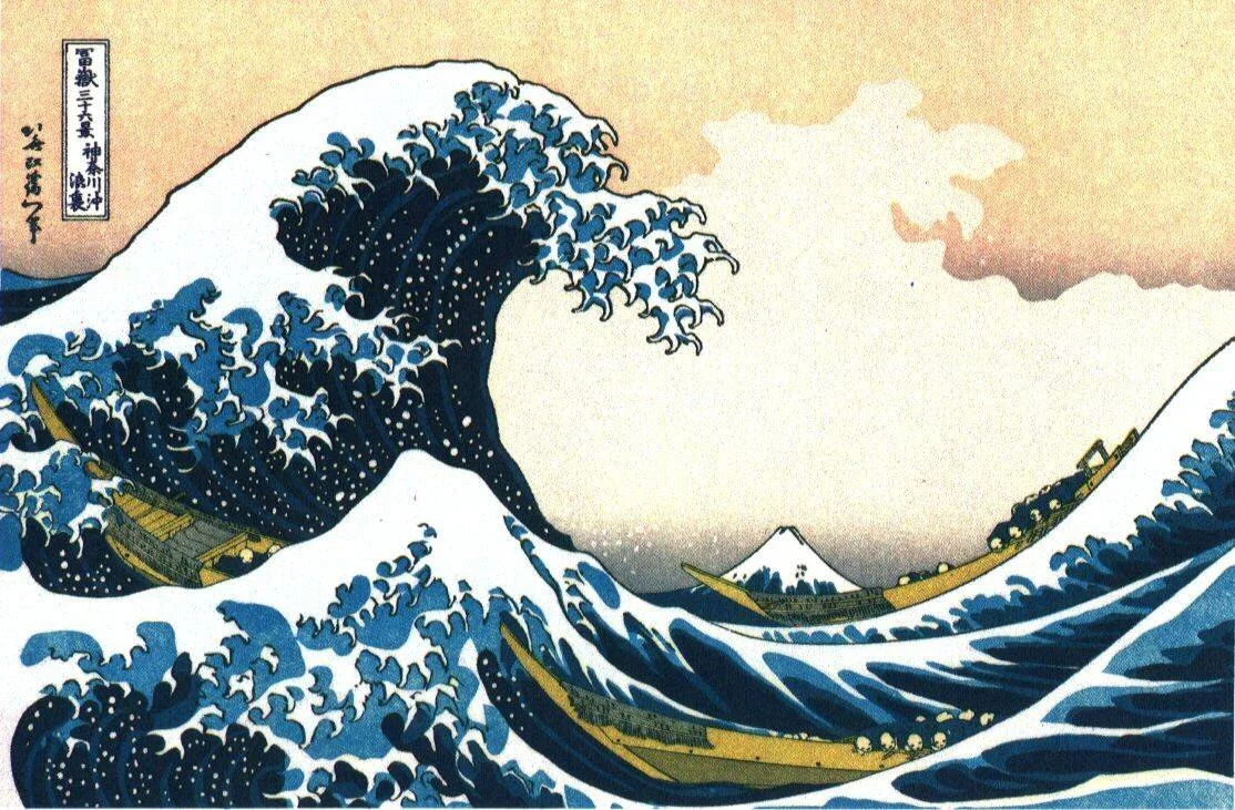 Xilografía ukiyo-e de Hokusai que muestra una enorme ola amenazando embarcaciones con el monte Fuji al fondo.