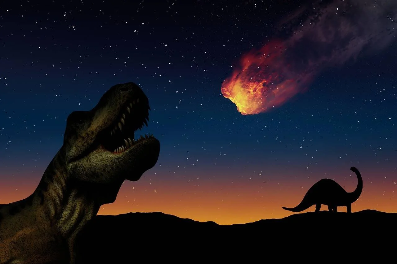 Ilustración de dos dinosaurios observando un asteroide en llamas cayendo sobre la Tierra, evocando la extinción del Cretácico.