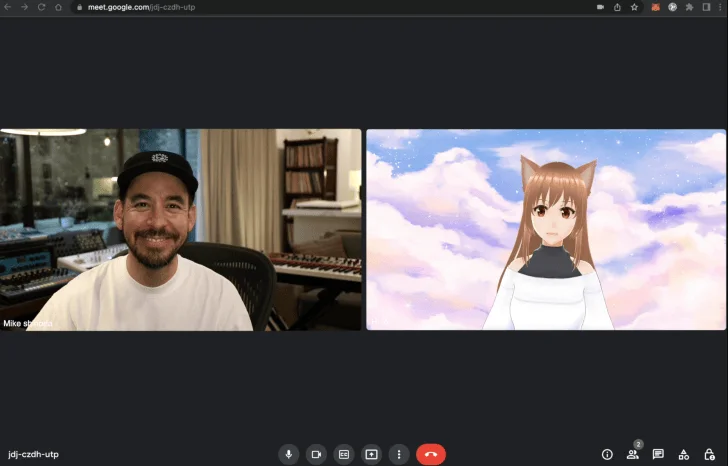 Captura de Google Meet con un hombre sonriente en un estudio musical a la izquierda y un avatar de anime con orejas de gato a la derecha.