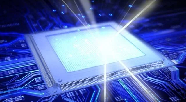 Chip procesador iluminado con destellos de luz azul sobre una placa de circuitos, representando tecnología avanzada.