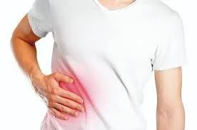 Hombre sostiene su costado derecho con la mano, con zona lumbar resaltada en rojo indicando dolor.