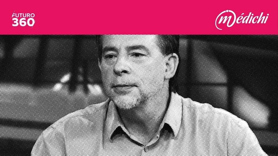 Retrato en blanco y negro de un hombre sonriente, con los logos de Futuro 360 y Médichi en los bordes superiores.