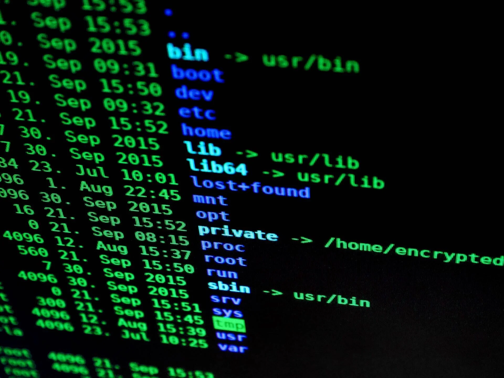 Pantalla de terminal Linux mostrando el listado de directorios del sistema de archivos raíz con fechas y permisos en verde y azul.
