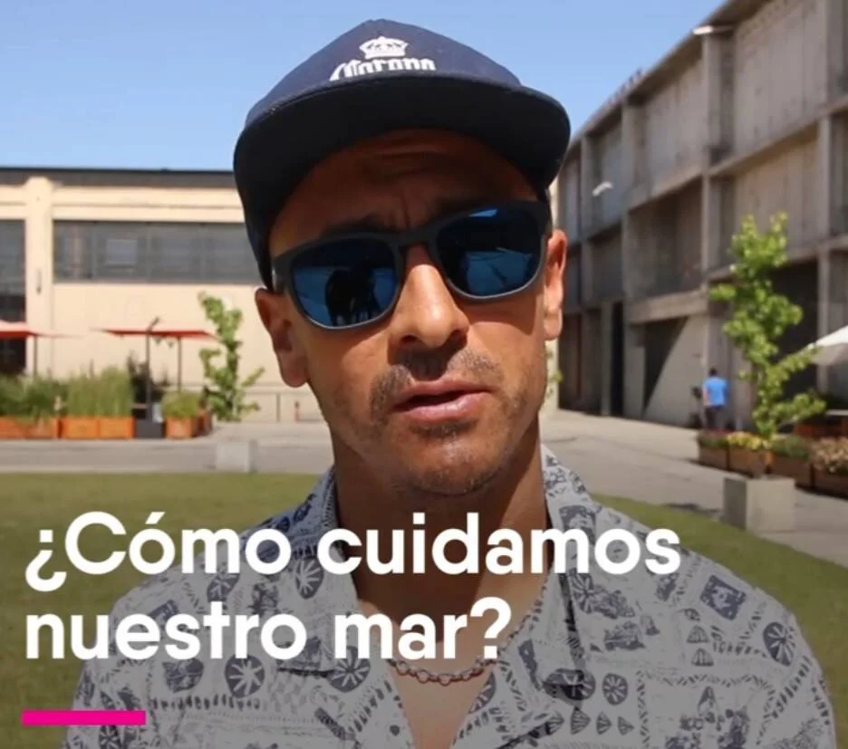 Hombre con gorra y lentes de sol habla a cámara con el texto '¿Cómo cuidamos nuestro mar?' superpuesto.
