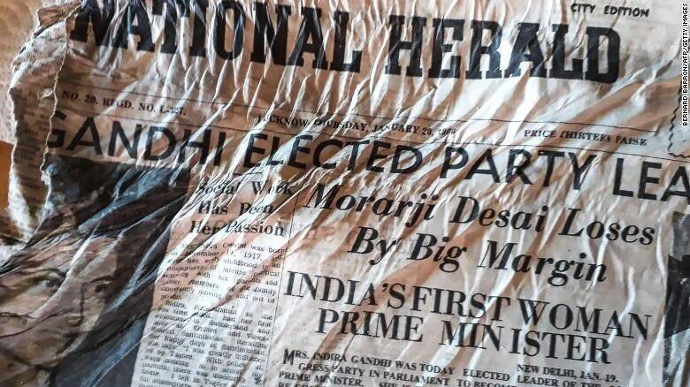 Portada arrugada del National Herald anunciando a Gandhi como primera mujer Primera Ministra de India y la derrota de Morarji Desai.