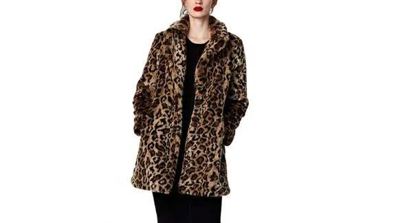 Mujer con abrigo largo de pelo sintético en estampado leopardo sobre conjunto negro.