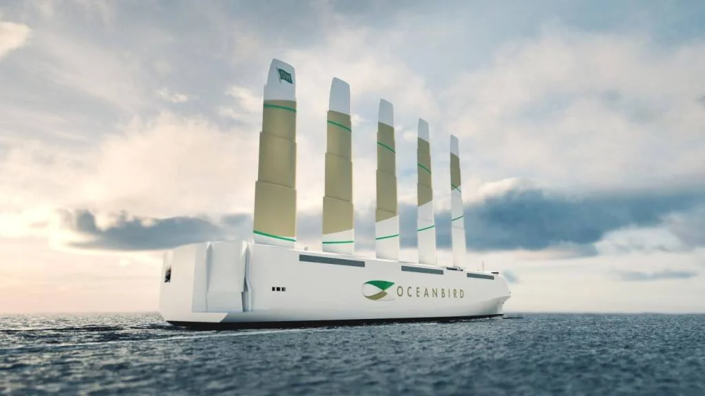 Render del barco de carga Oceanbird equipado con cinco grandes velas rígidas de propulsión eólica navegando en el océano.