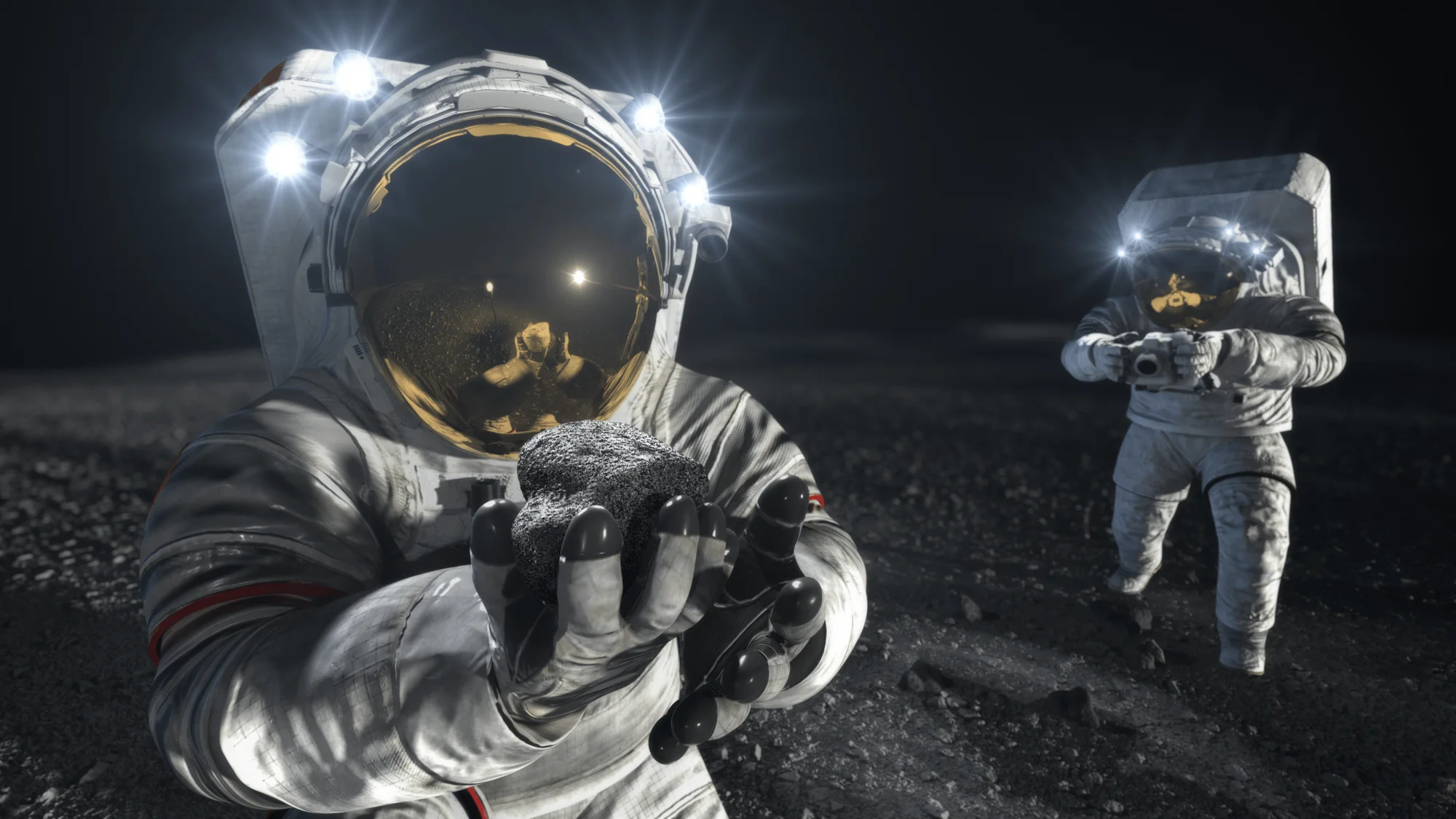 Dos astronautas con trajes espaciales modernos en la superficie lunar; uno sostiene una roca mientras el otro observa al fondo.