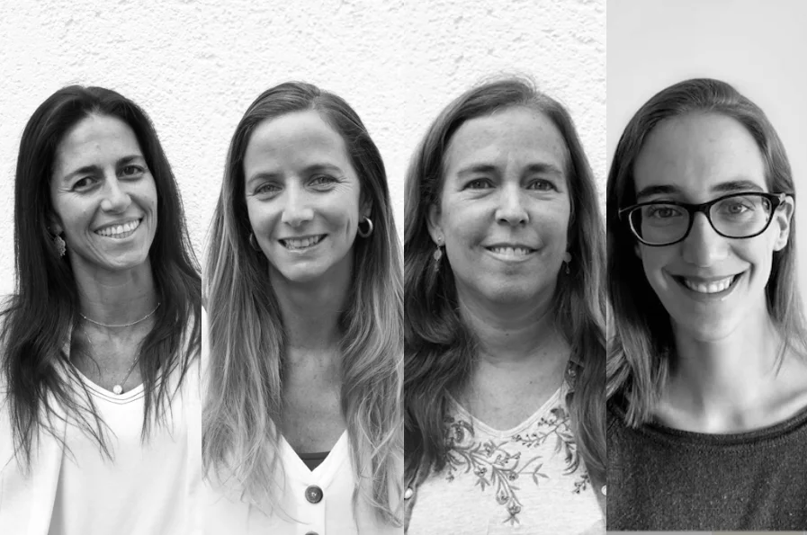 Retratos en blanco y negro de cuatro mujeres sonrientes, una de ellas con anteojos.