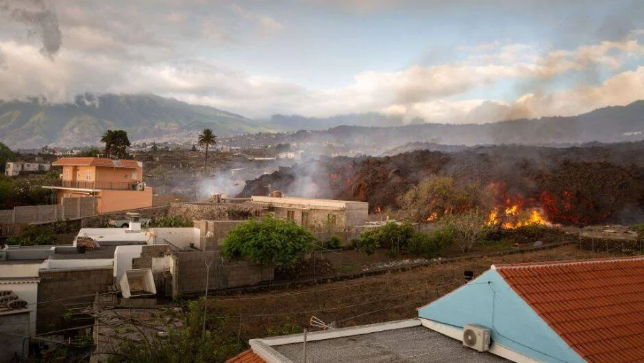 Colada de lava avanza entre casas de una localidad, provocando incendios y destrucción en su paso.