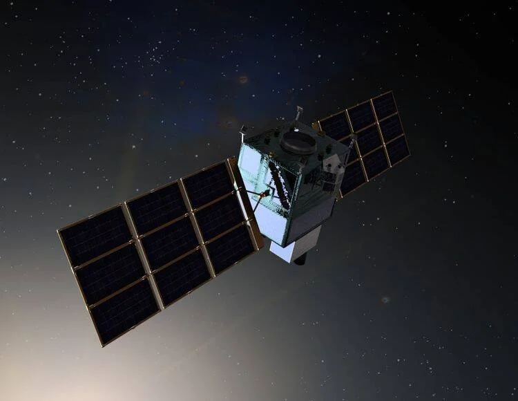 Representación artística de un satélite con paneles solares desplegados orbitando en el espacio estrellado.