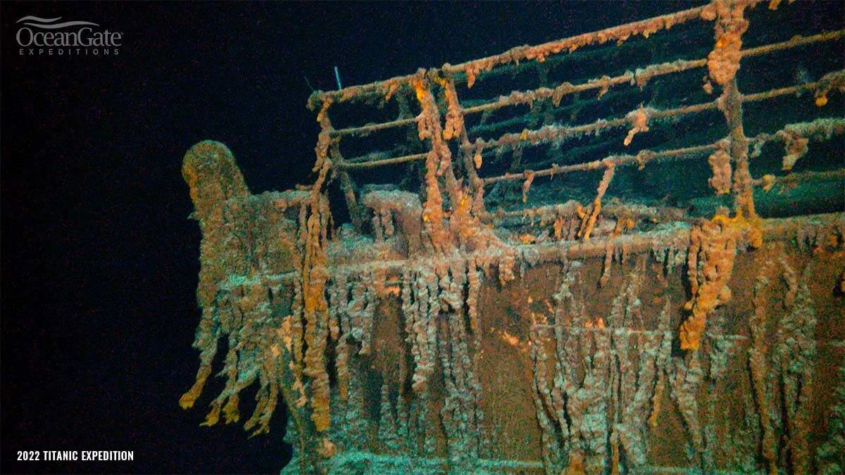 Estructura metálica corroída del Titanic cubierta de óxido y organismos marinos, fotografiada en la expedición 2022 de OceanGate.