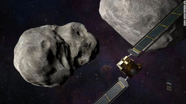 Ilustración artística de la nave DART de la NASA acercándose al sistema de asteroides binario Didymos y Dimorphos en el espacio.