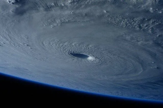 Vista satelital del ojo de un huracán con sus bandas de nubes en espiral sobre el océano.