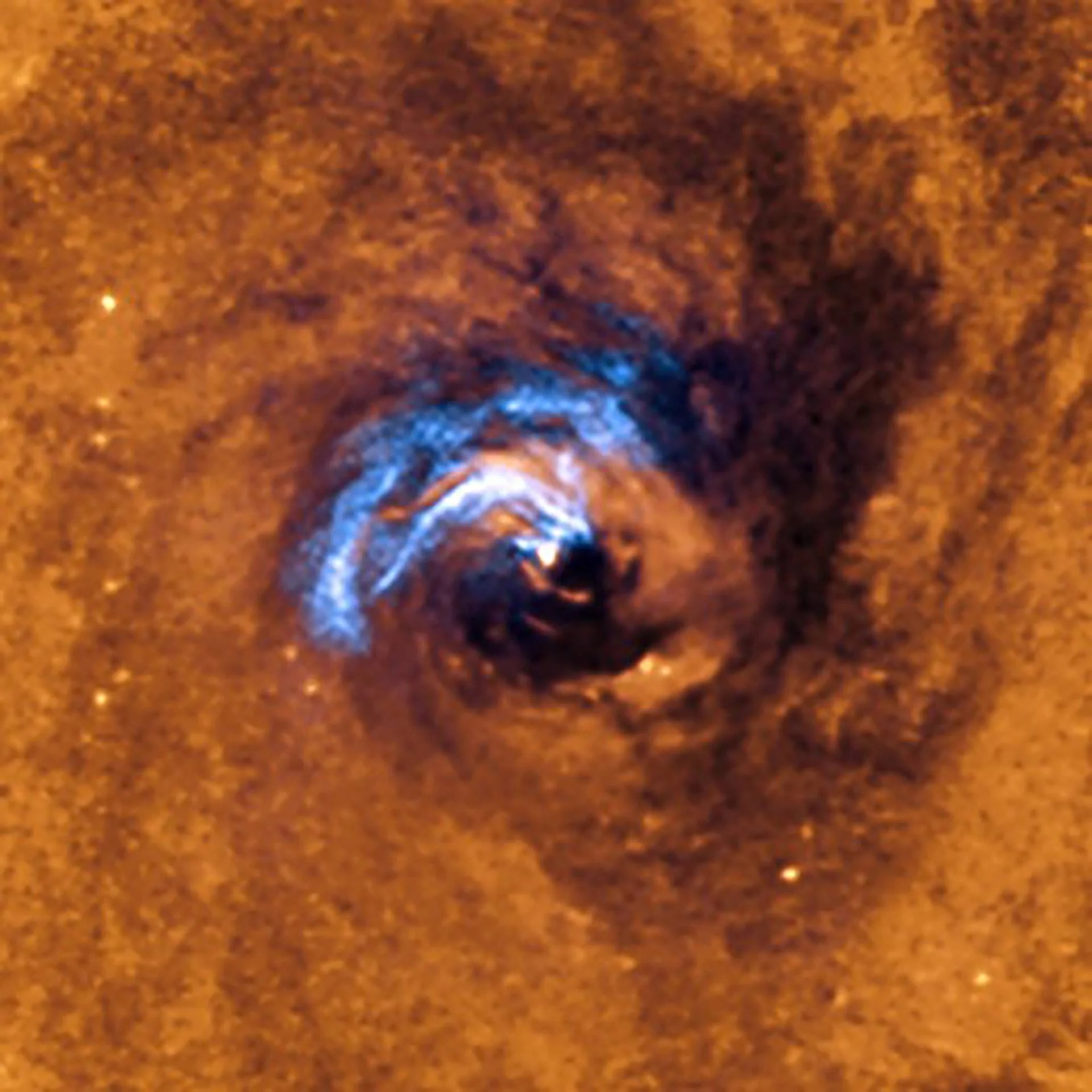 Torbellino en la superficie solar con estructuras espirales de plasma azul captado en luz ultravioleta.