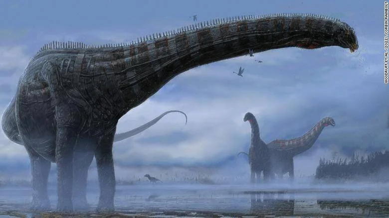 Recreación artística de varios dinosaurios saurópodos de cuello largo en un paisaje brumoso, con aves primitivas volando a su alrededor.