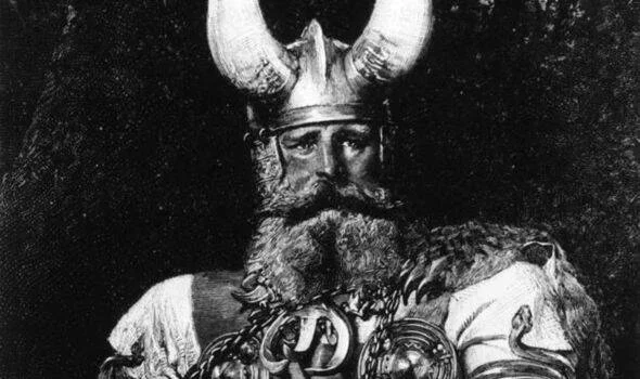 Grabado en blanco y negro de un guerrero vikingo barbado con casco de cuernos y armadura con ornamentos metálicos.