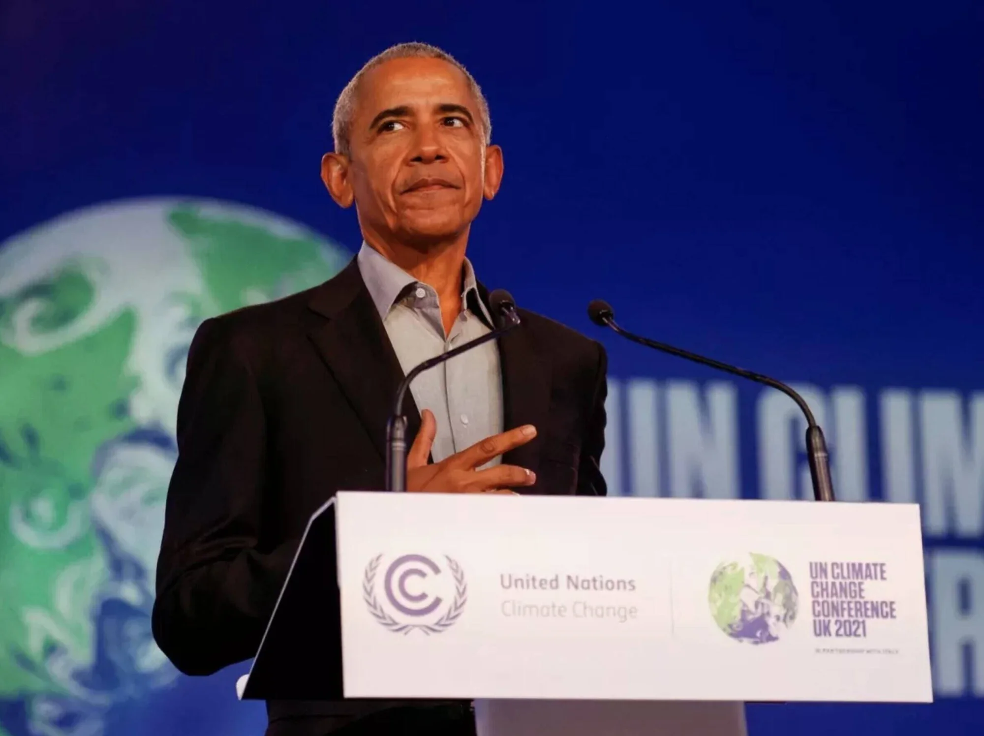 Barack Obama habla en el atril de la Conferencia de Cambio Climático de la ONU (COP26) en Reino Unido, 2021.