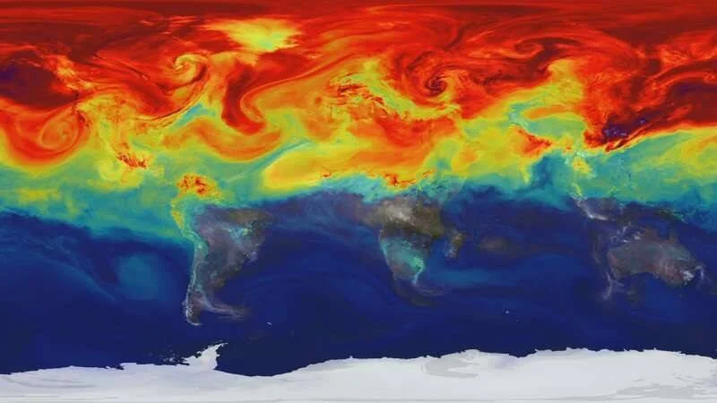 Visualización satelital mundial de concentración de dióxido de carbono en la atmósfera, con gradiente de azul a rojo según intensidad.