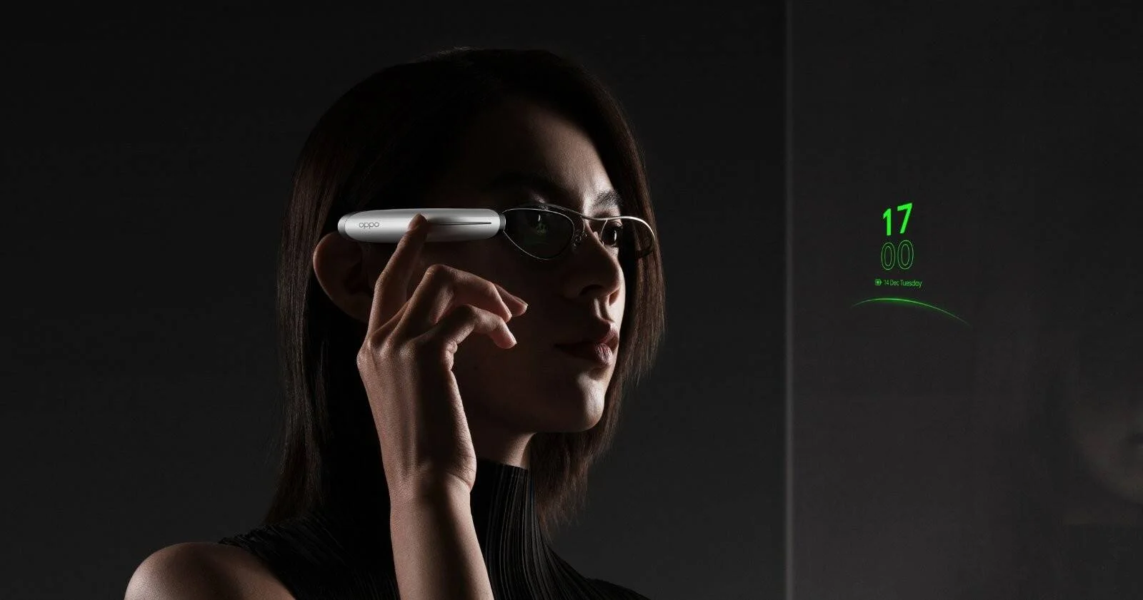 Mujer ajusta unas gafas de realidad aumentada OPPO que proyectan hora y fecha en verde.