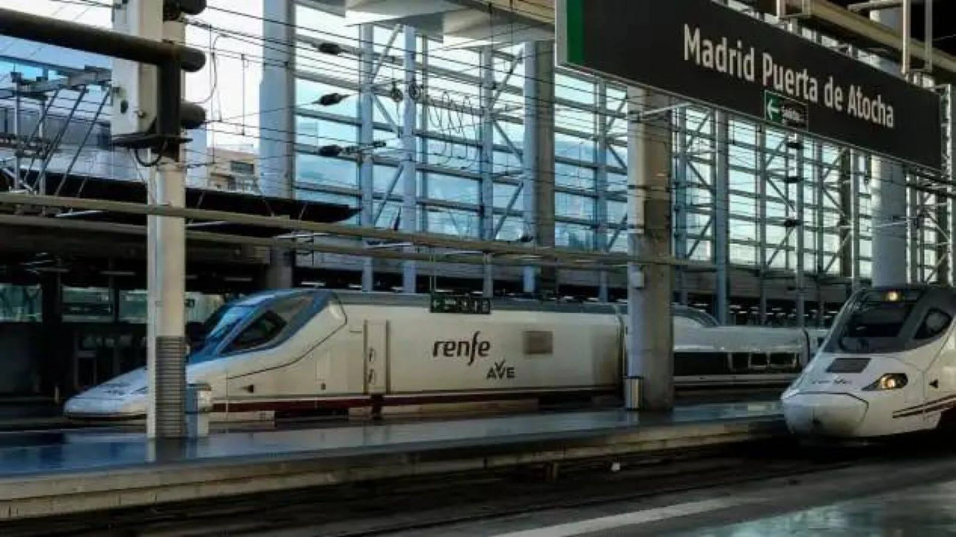 Dos trenes de alta velocidad AVE de Renfe estacionados en los andenes de Madrid Puerta de Atocha.