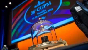 Prototipo internacional del kilogramo bajo una campana de vidrio durante la 26.ª Conferencia General de Pesas y Medidas en Versalles, 2018.