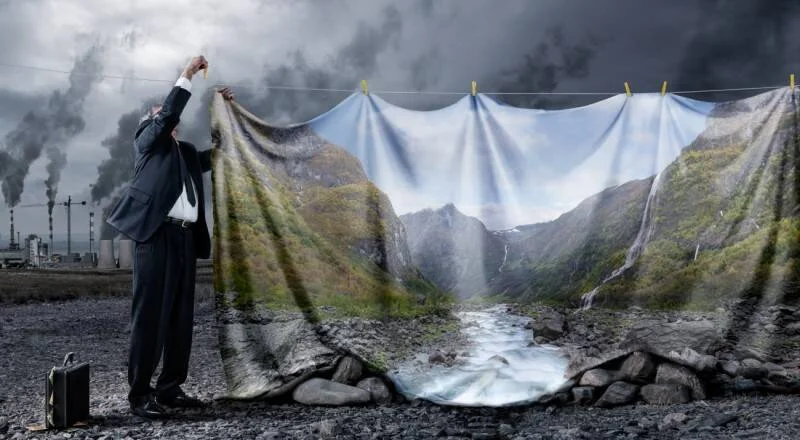 Un hombre de traje levanta una tela con paisaje natural que oculta fábricas contaminantes, simbolizando el greenwashing corporativo.