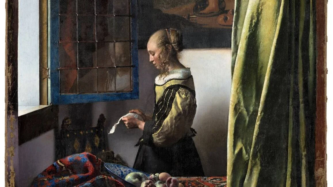 Óleo del siglo XVII que muestra a una joven leyendo una carta junto a una ventana abierta, con frutas y tapiz en primer plano.