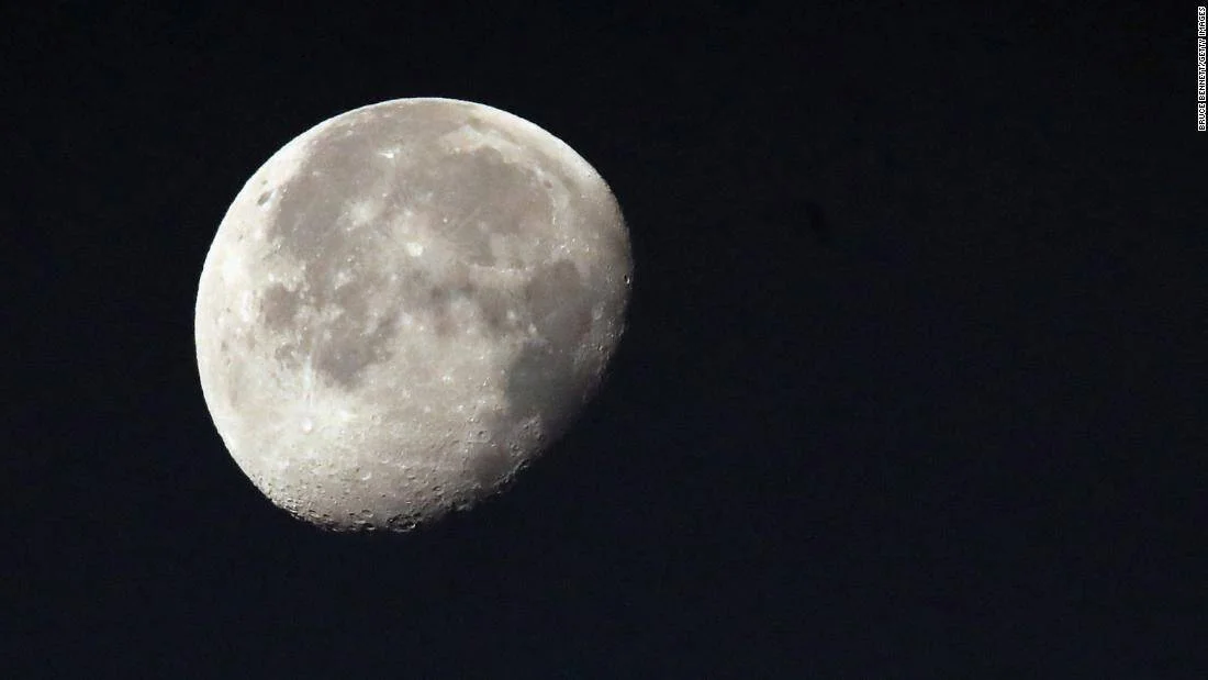 La Luna en fase gibosa menguante muestra claramente sus cráteres y mares lunares sobre un fondo de cielo nocturno oscuro.