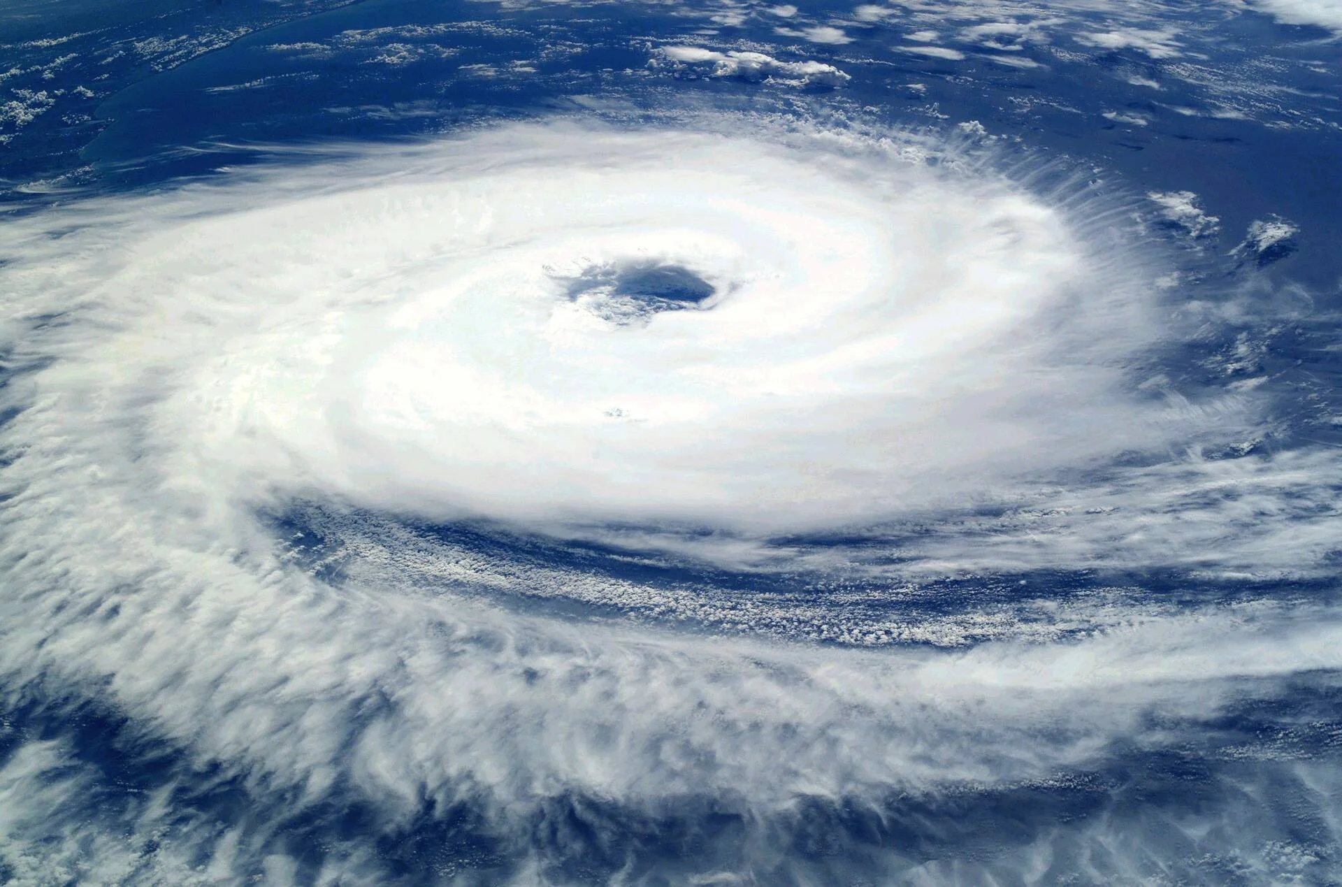 Vista satelital de un huracán con ojo claramente definido girando sobre el océano azul.