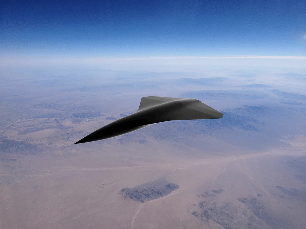 Renderizado conceptual de un dron militar de ala delta negra sobrevolando un vasto desierto a gran altitud.