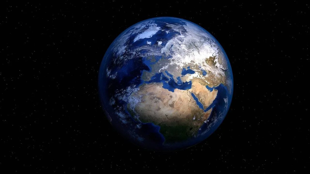 Vista del planeta Tierra desde el espacio, mostrando Europa, África y Asia sobre fondo estrellado.