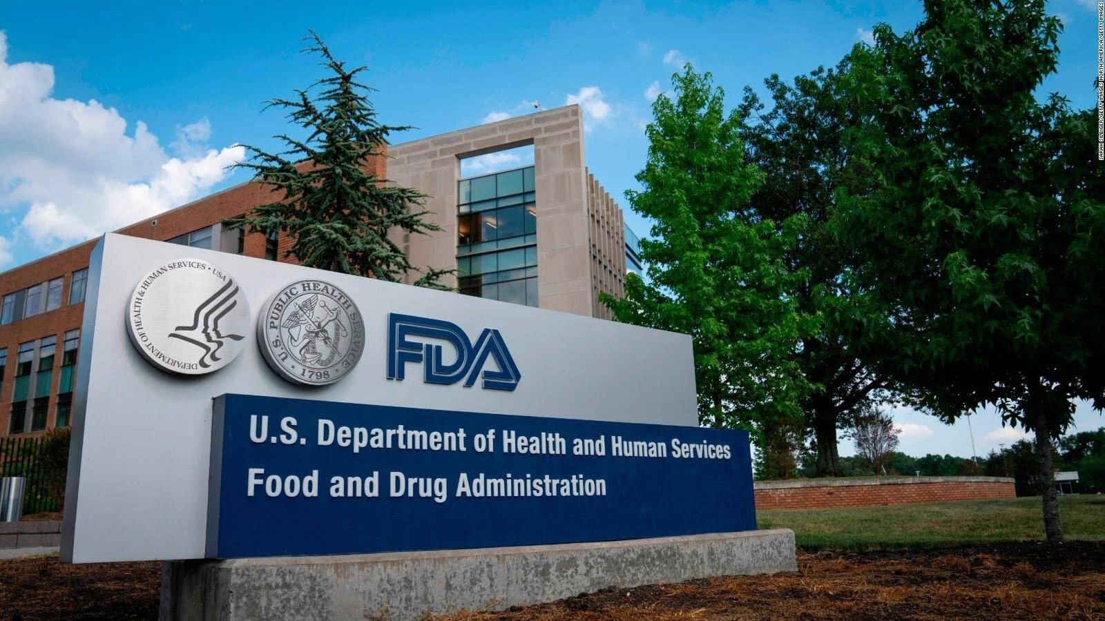 Letrero institucional de la FDA frente al edificio de la Administración de Alimentos y Medicamentos de EE. UU.