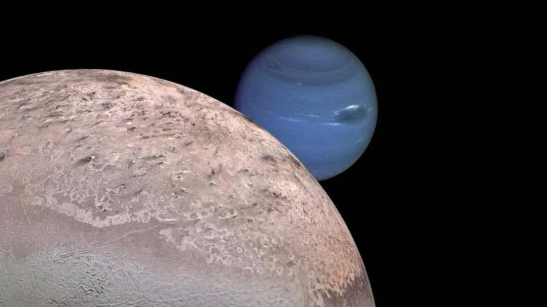 Vista de una luna rocosa en primer plano con un planeta azul tipo gigante de hielo visible al fondo en el espacio negro.