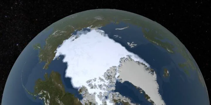Representación satelital del Polo Norte mostrando la extensión del hielo marino ártico sobre el océano.