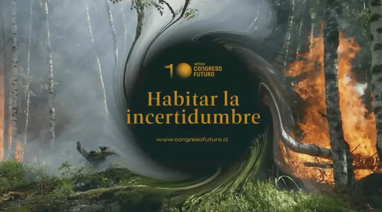 Afiche del Congreso Futuro en su décima edición con el lema «Habitar la incertidumbre» sobre un bosque en llamas.