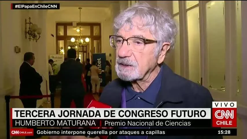Humberto Maturana, Premio Nacional de Ciencias, habla ante un micrófono durante la tercera jornada del Congreso Futuro, en transmisión en vivo de CNN Chile.