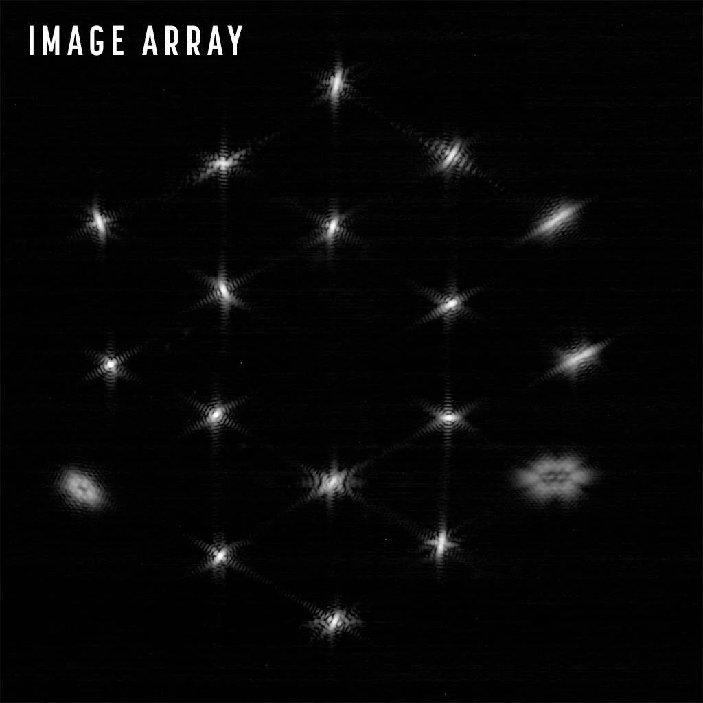 Array de imágenes astronómicas en escala de grises que muestra estrellas y galaxias captadas por un telescopio espacial.