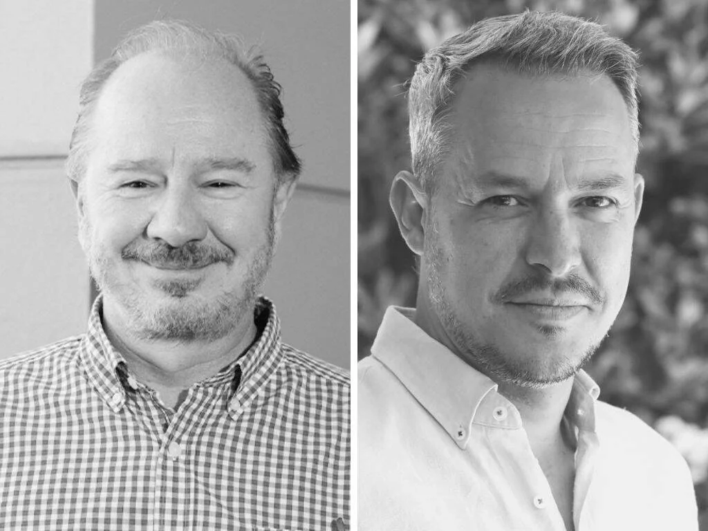 Retratos en blanco y negro de dos hombres adultos, uno con camisa de cuadros y otro con camisa blanca.