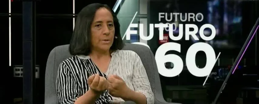 Mujer de cabello negro habla durante una entrevista en el programa televisivo Futuro 360.