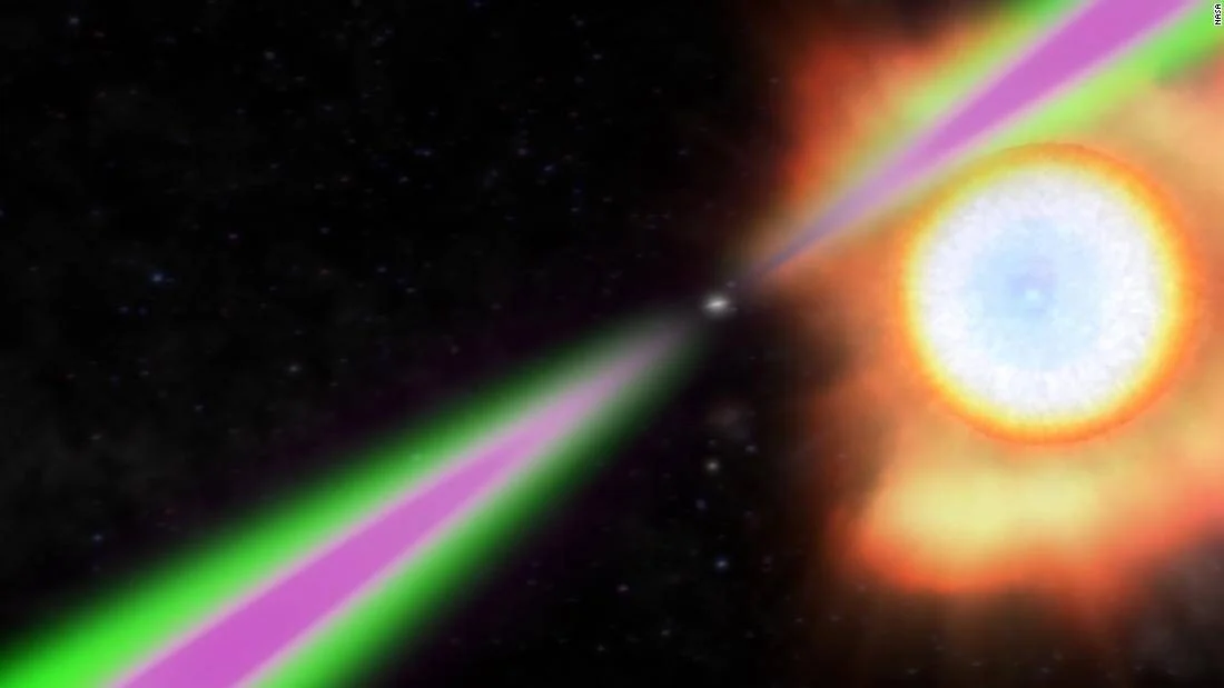 Ilustración de la NASA muestra un púlsar emitiendo haces de radiación verde y magenta hacia una estrella compañera brillante.