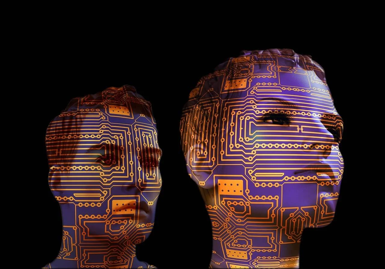 Ilustración conceptual de dos cabezas humanas cubiertas por patrones de circuitos electrónicos dorados y violetas, simbolizando inteligencia artificial.