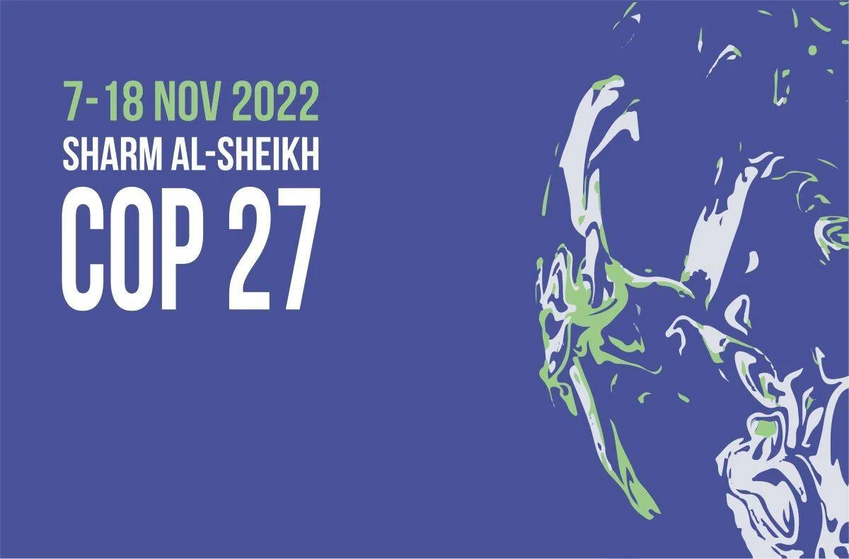 Afiche de la COP27 celebrada en Sharm Al-Sheikh del 7 al 18 de noviembre de 2022, con ilustración abstracta en azul y verde.