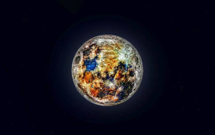 Vista de la Luna llena con procesado de color que resalta en tonos azules, naranjas y dorados sus cráteres y mares lunares sobre fondo oscuro.