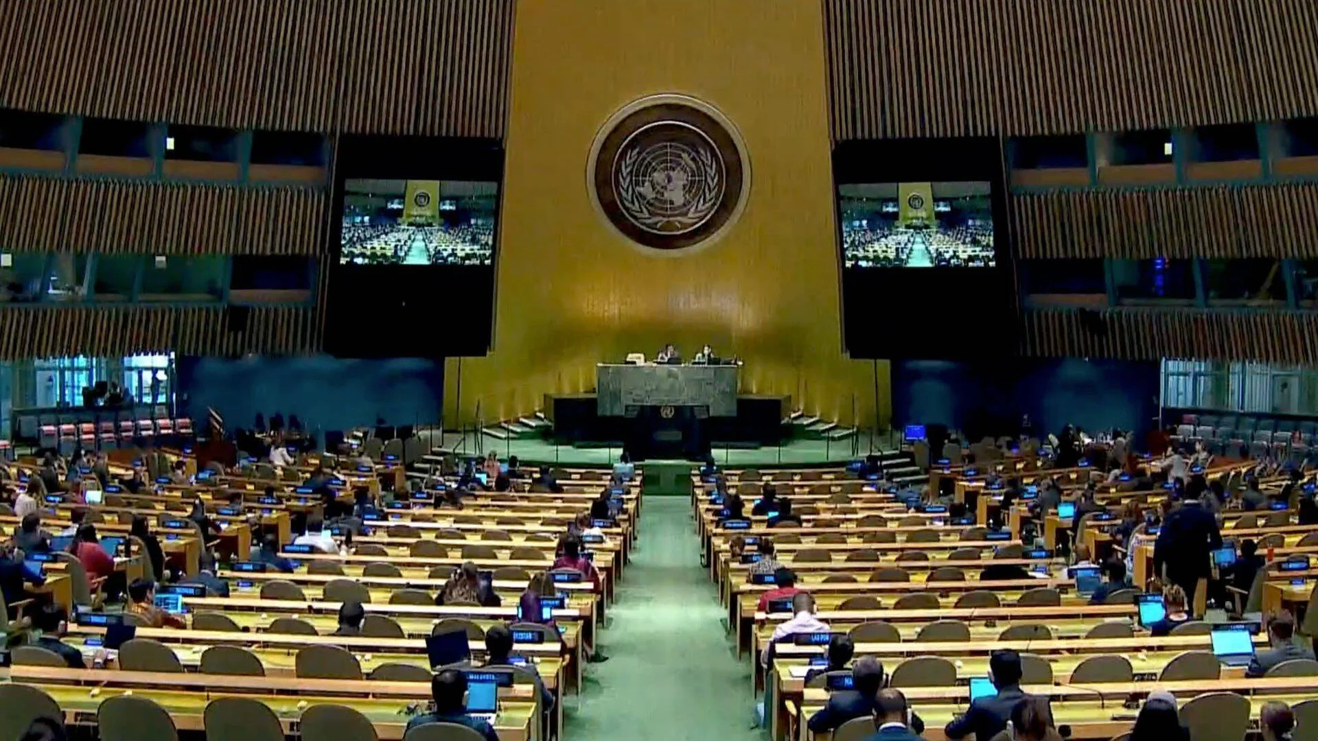 Delegados sentados en el salón de la Asamblea General de las Naciones Unidas durante una sesión plenaria.