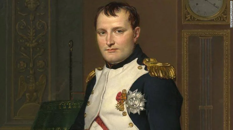 Pintura clásica de un hombre con uniforme militar azul con charreteras doradas y condecoraciones imperiales.
